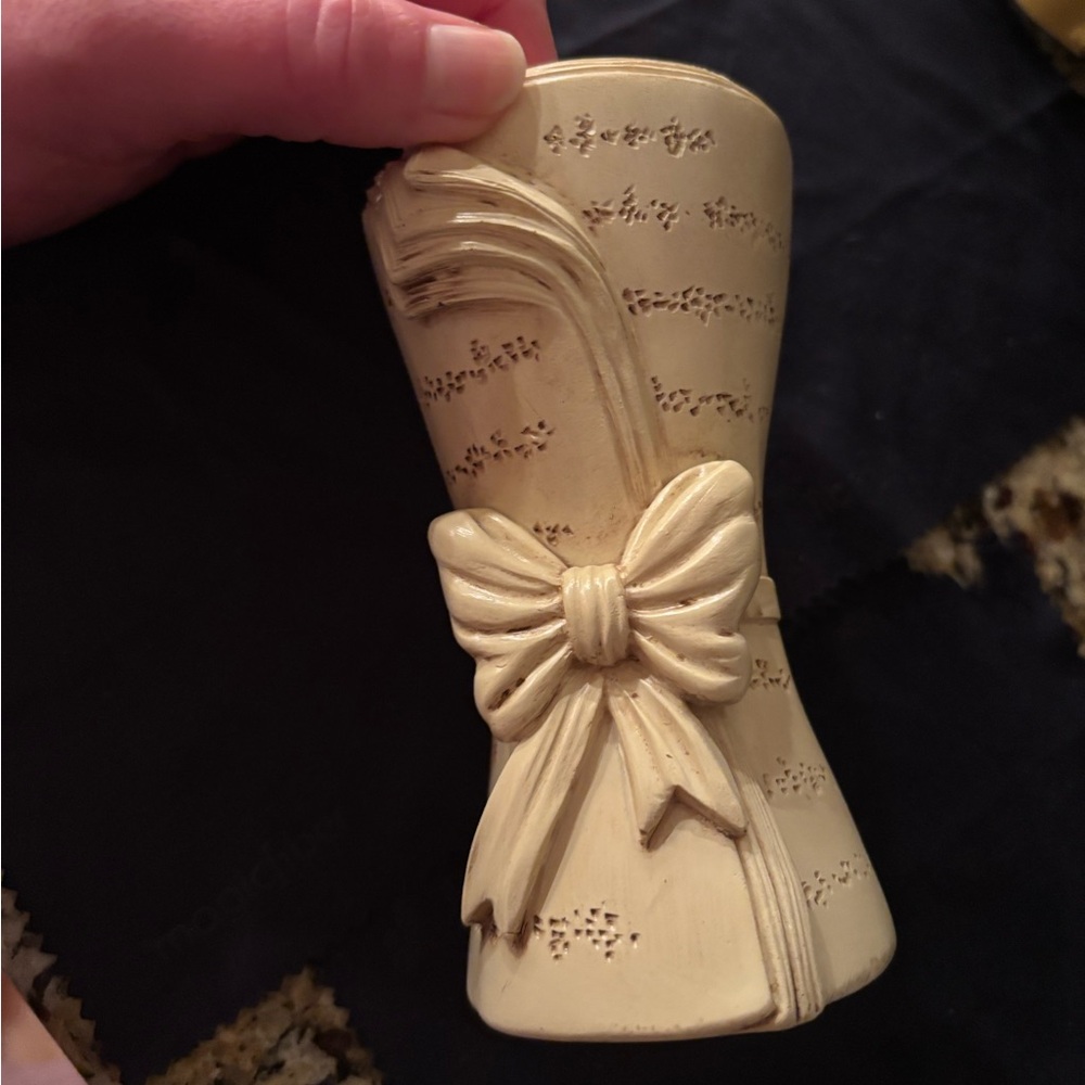 Small Ivory Decorative Bow Vase F